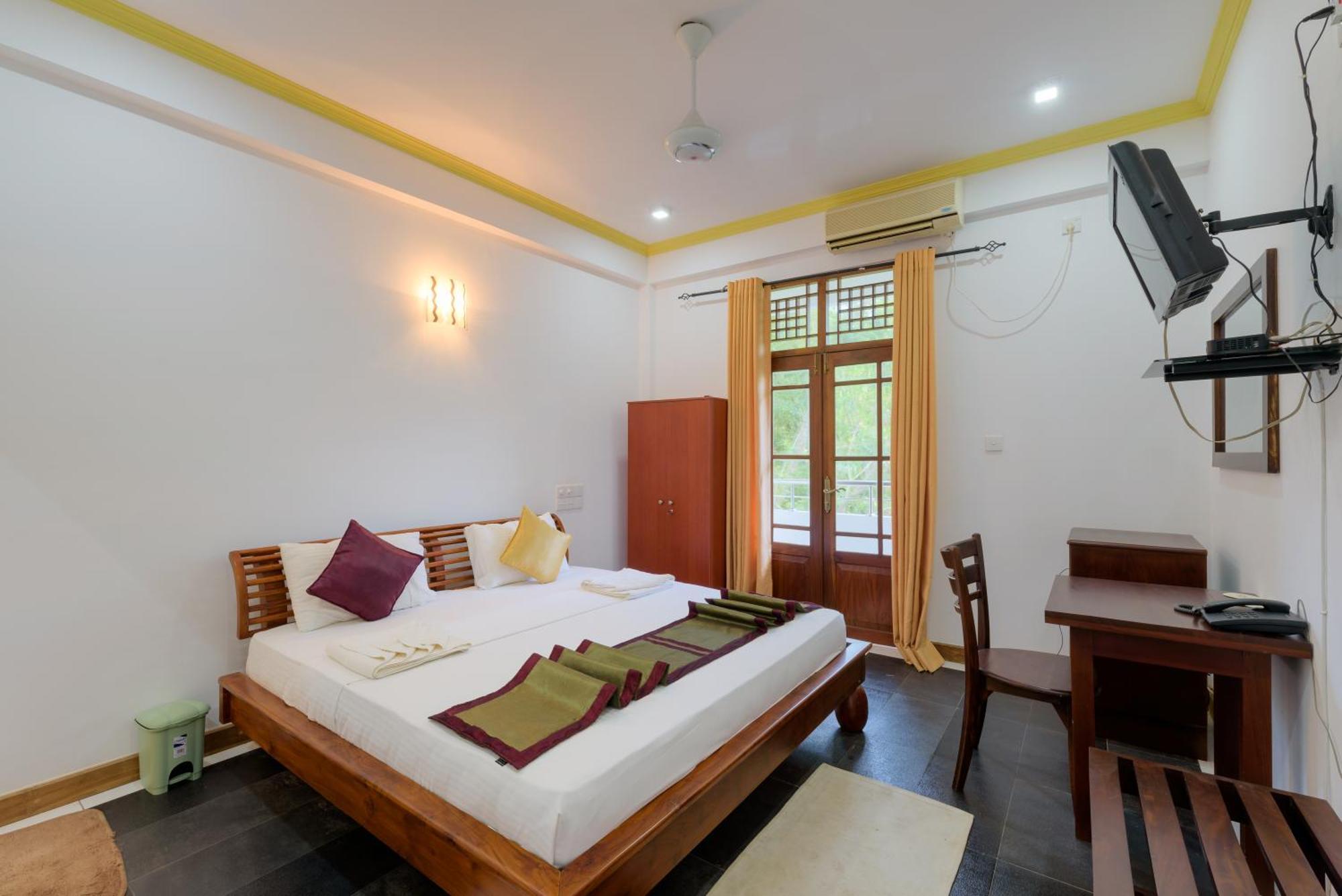 Hotel Sobana Lake Front Udawalawe Eksteriør bilde