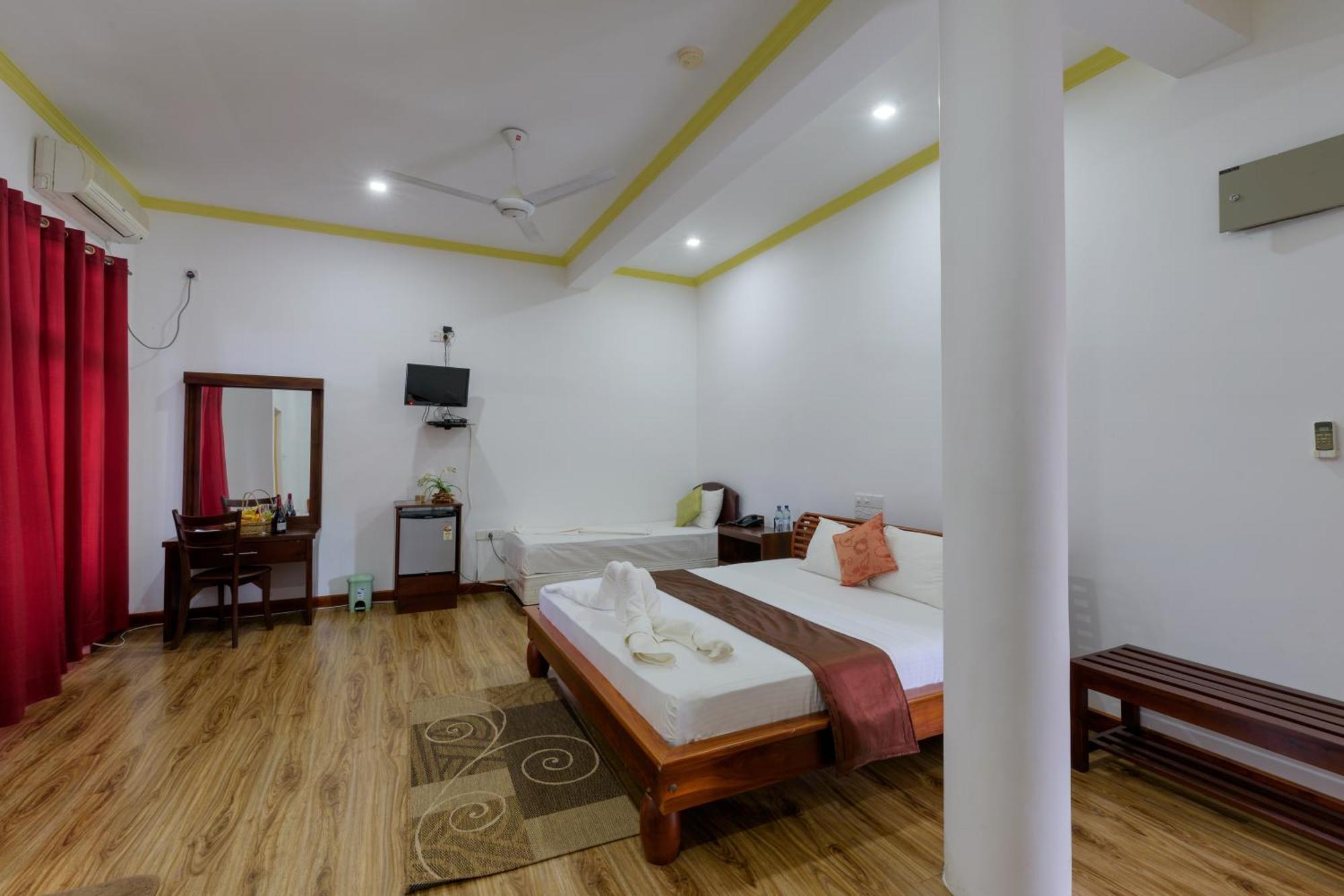 Hotel Sobana Lake Front Udawalawe Eksteriør bilde
