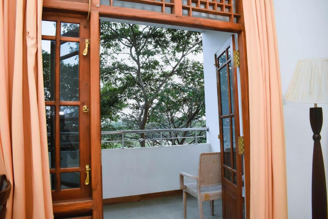 Hotel Sobana Lake Front Udawalawe Eksteriør bilde