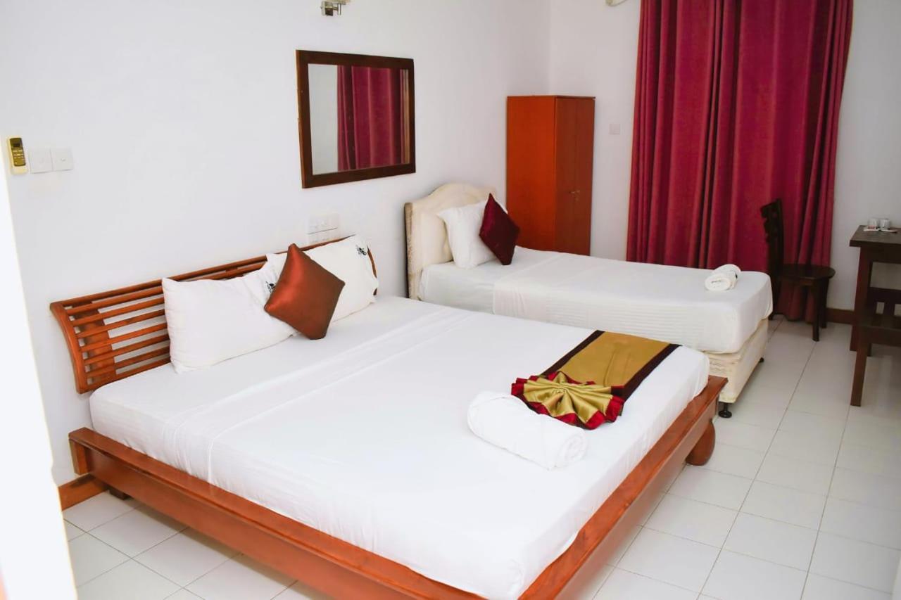 Hotel Sobana Lake Front Udawalawe Eksteriør bilde