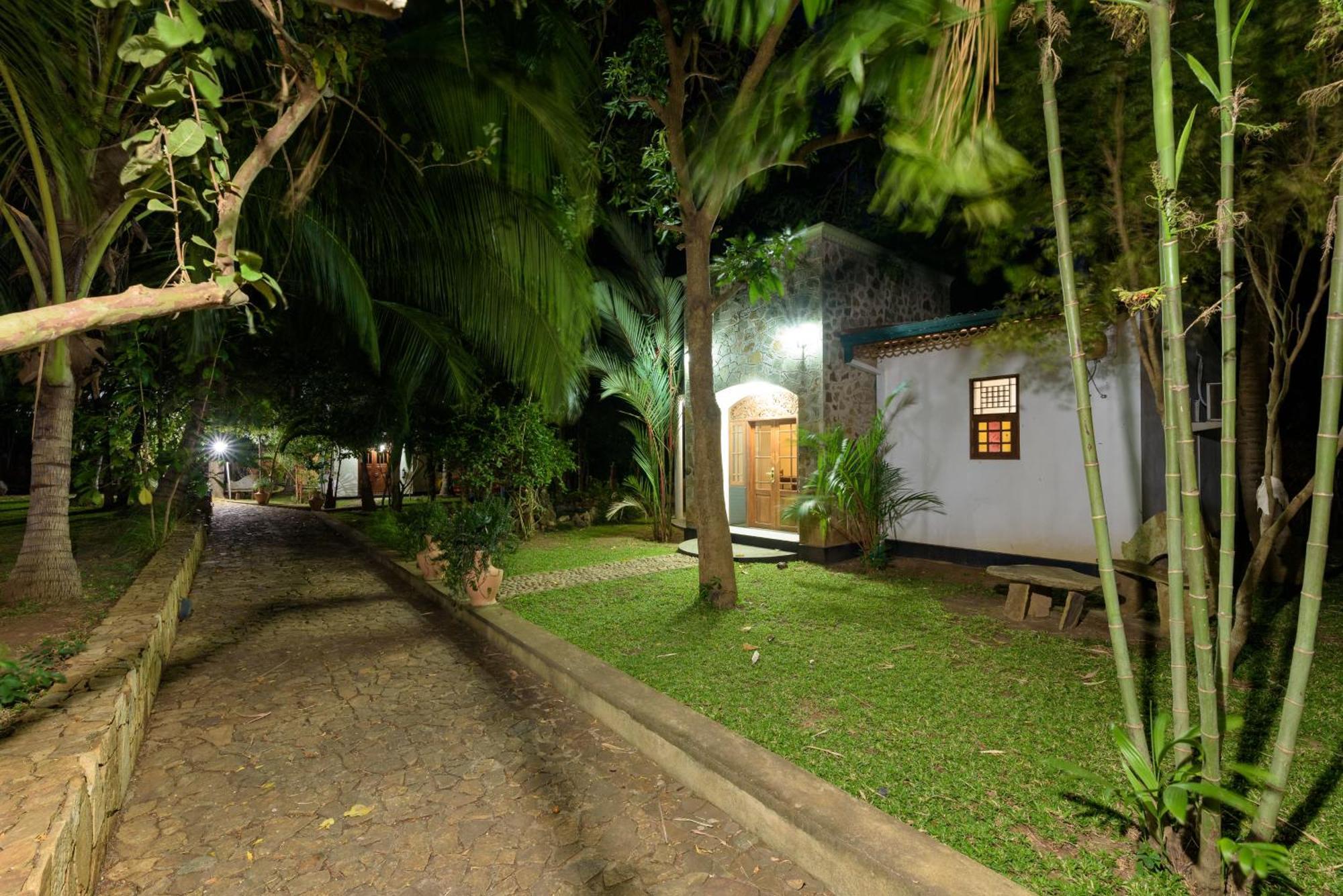 Hotel Sobana Lake Front Udawalawe Eksteriør bilde