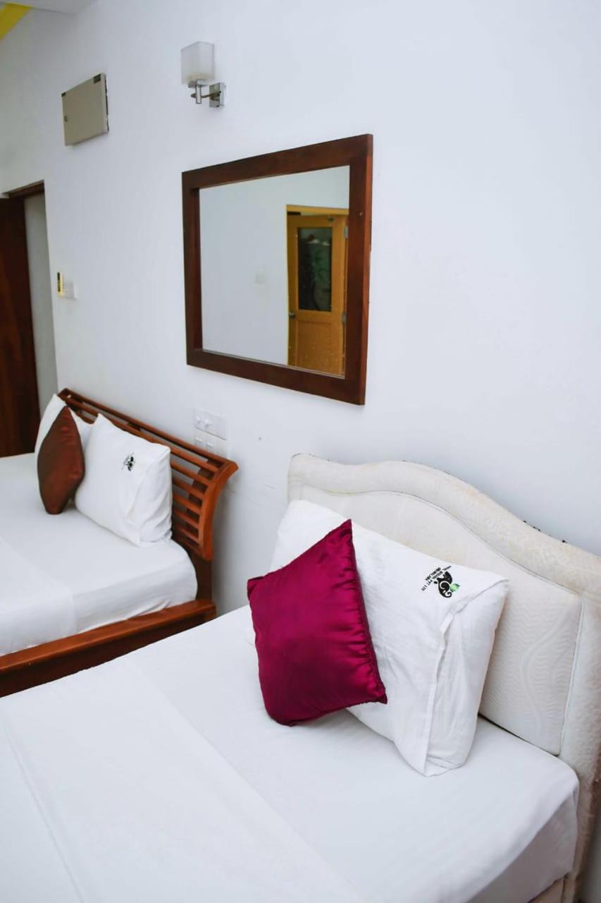 Hotel Sobana Lake Front Udawalawe Eksteriør bilde
