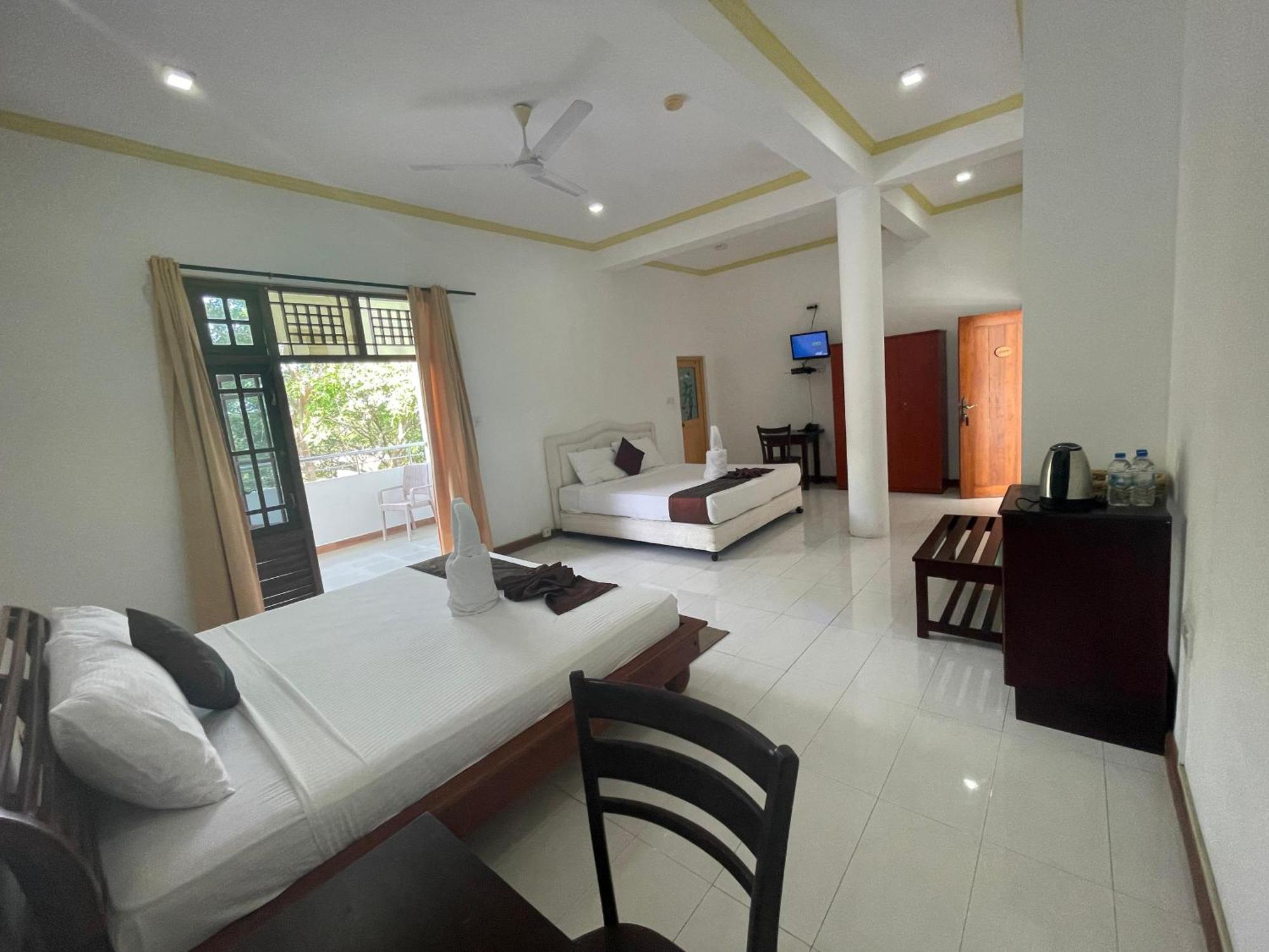Hotel Sobana Lake Front Udawalawe Eksteriør bilde